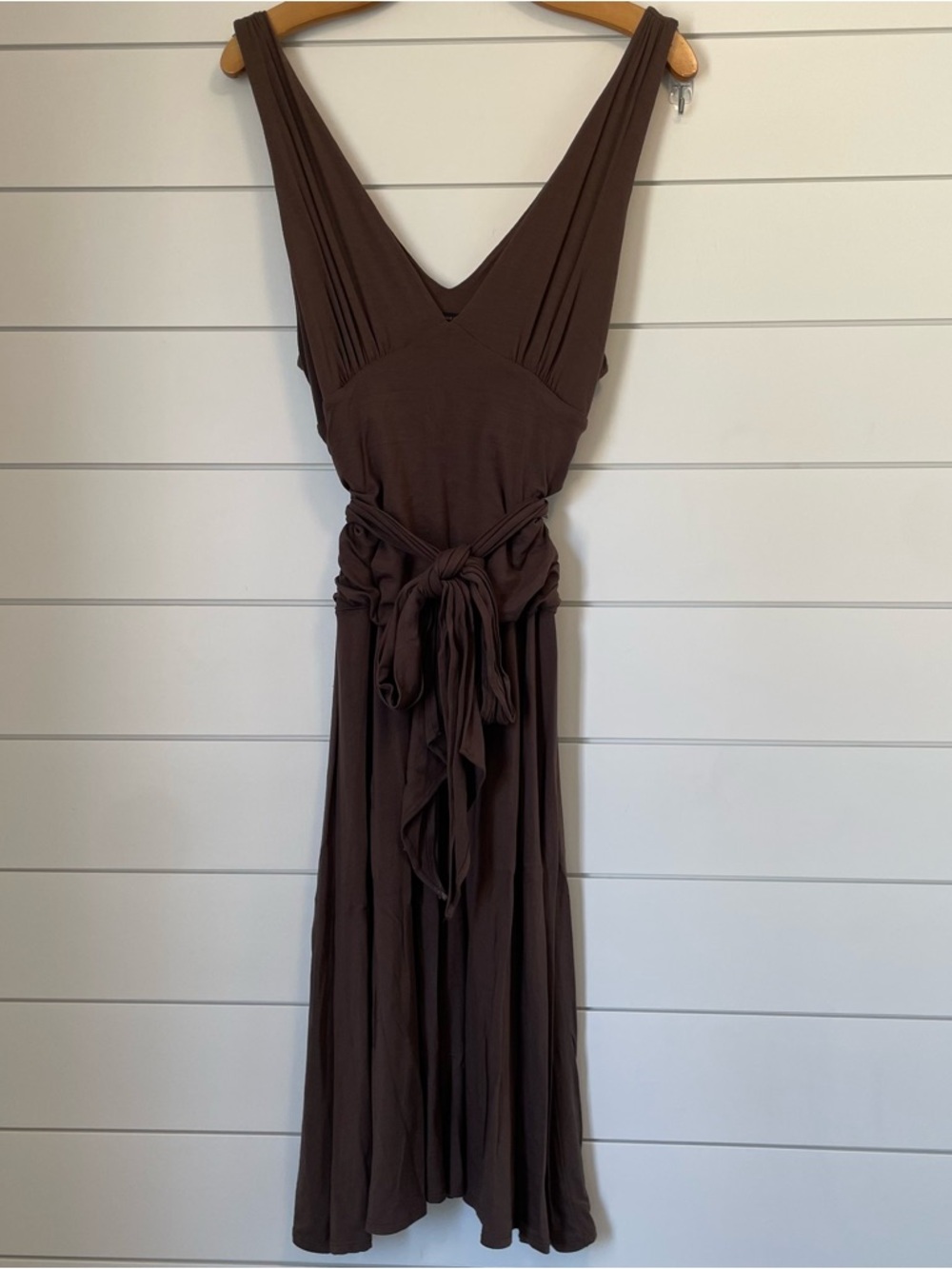 BCBGMaxAzria Brown Sleeveless V-Neck knee length Dress with Waist Tie rouching